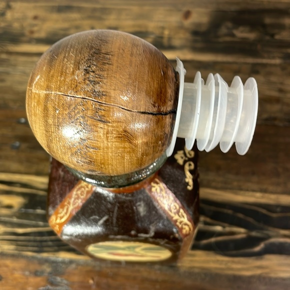 Made in Italy alcohol decanter leather wrapped.  Wooden top split. - Picture 9 of 17